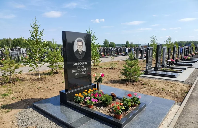 Уборка могилы со скамьёй до и после в Новосибирске