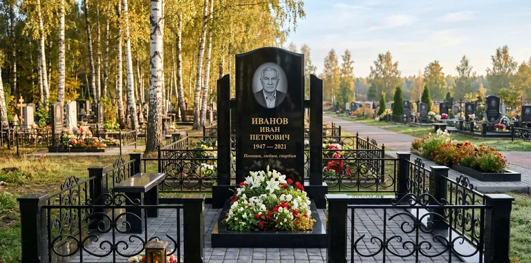 Мемориальный комплекс с цветником и оградой в Новосибирске