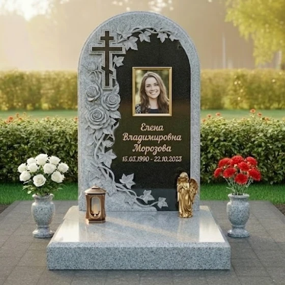 Гранитный памятник арочной формы с розами, гранит Мансуровский