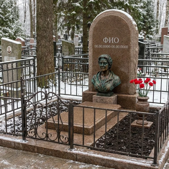 Литой бронзовый памятник с арочным верхом