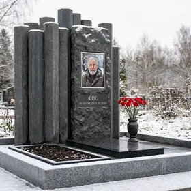Памятник из тёмного базальта в виде скалы