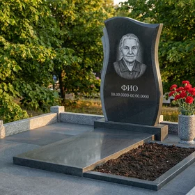 Памятник из тёмного базальта с арочным верхом