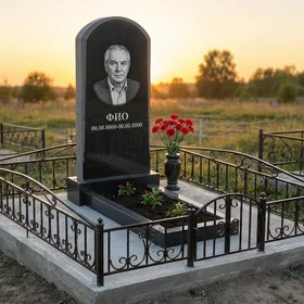 Памятник из тёмного базальта в форме арки