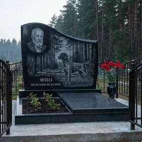 Гранитный памятник охотнику арочной формы с ружьём и собакой
