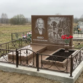 Гранитный памятник охотнику арочной формы с гончей