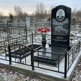 Гранитный памятник рыбаку со спиннингом