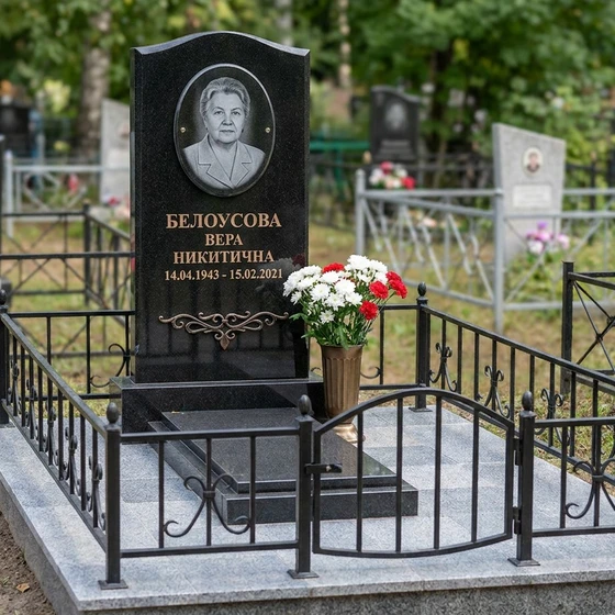 Мемориальный комплекс из гранита с коваными элементами