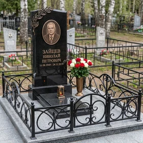 Памятник из черного гранита и металла
