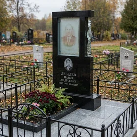 Памятник из черного гранита с классической стеклянной вставкой