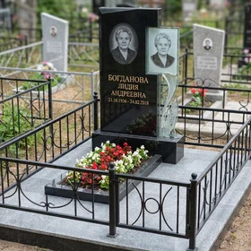 Памятник-стела с уникальной стеклянной деталью
