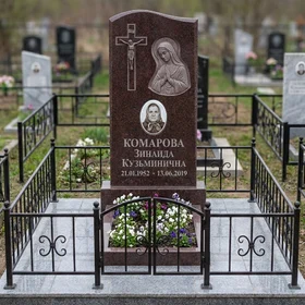 Католический памятник из красного гранита с выразительным крестом