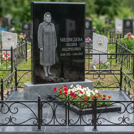 Памятник с портретом в полный рост из чёрного гранита
