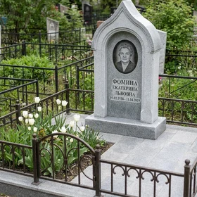 Памятник-часовня из серого гранита
