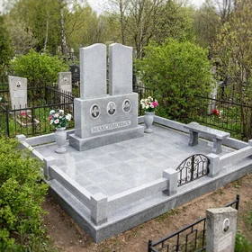 Семейный мемориальный комплекс из серого гранита