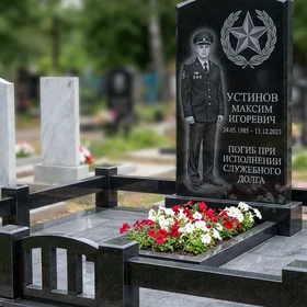 Памятник полицейскому, погибшему при исполнении — в полный рост