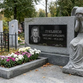 Гранитный памятник строгий с гравировкой военной звезды и оградой