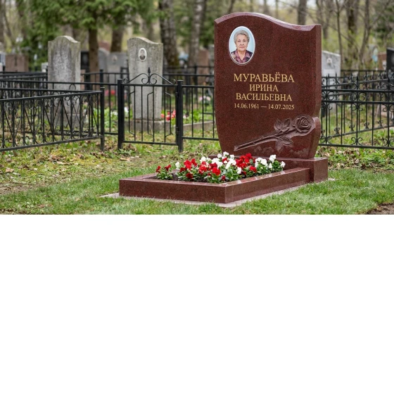 Гранитный памятник из черного гранита с фигурным ограждением