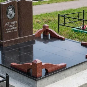 Комбинированный памятник в виде книги