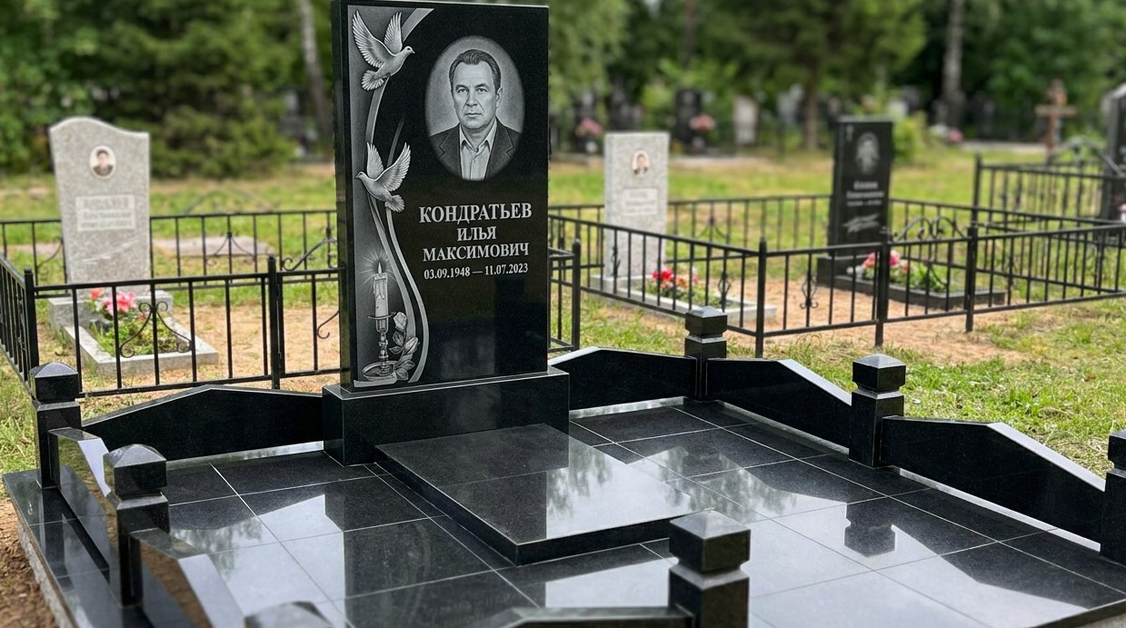 Пример дизайна: Гранитный памятник с голубями и свечой — фото и цена