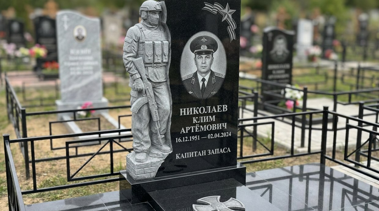 Пример дизайна: Гранитный памятник военному капитану с портретом и звездой — фото и цена