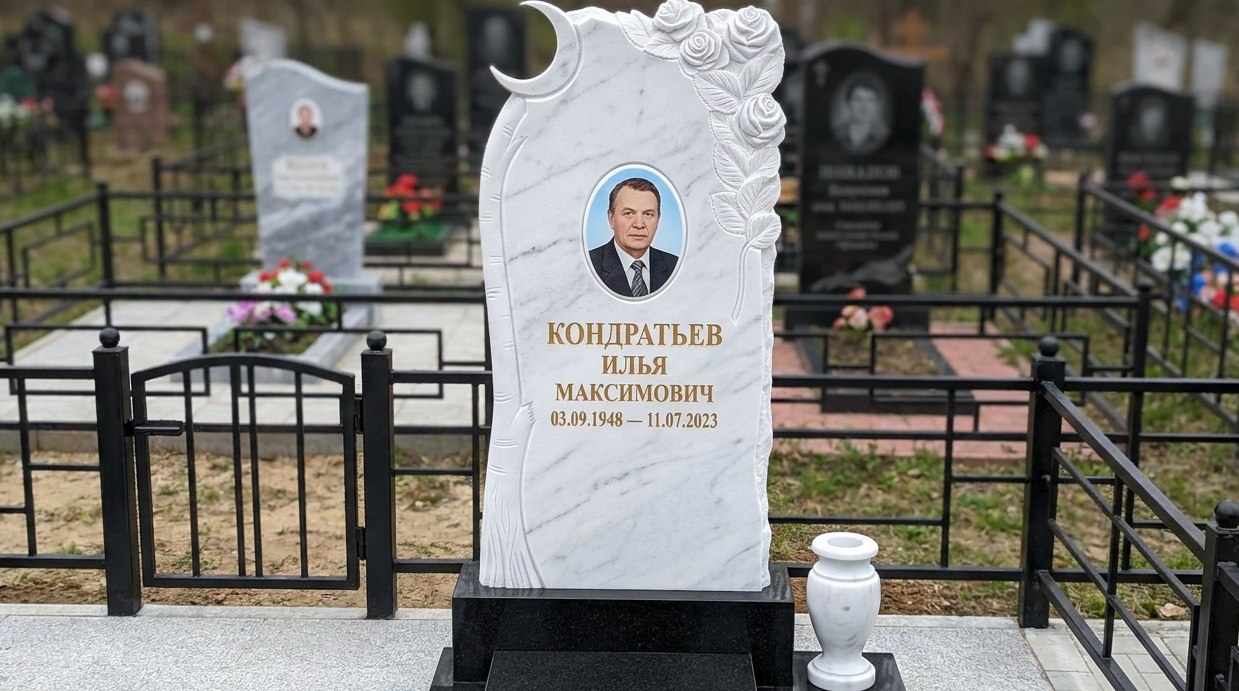Пример дизайна: Комбинированный памятник Мраморная скала с резными розами и полумесяцем — фото и цена