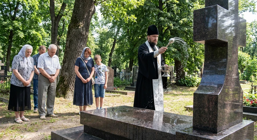 01-osvyaschenie-pamyatnika-svyaschennikom.png