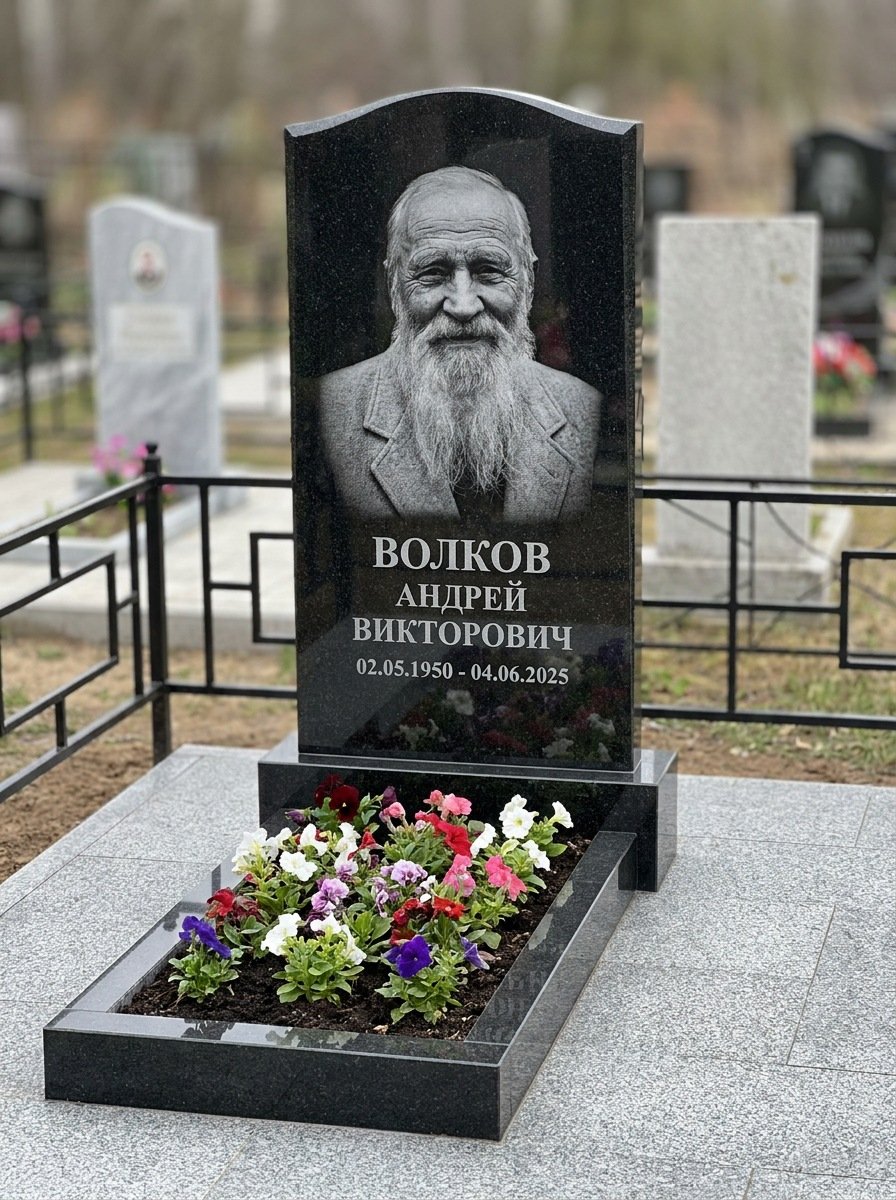 Портрет на памятнике в Новосибирске — Старый снимок восстановили, портрет по грудь — гравировка